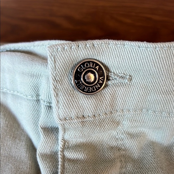 Gloria Vanderbilt All-Around Slimming Effect Light Tan Capris - Picture 3 of 6